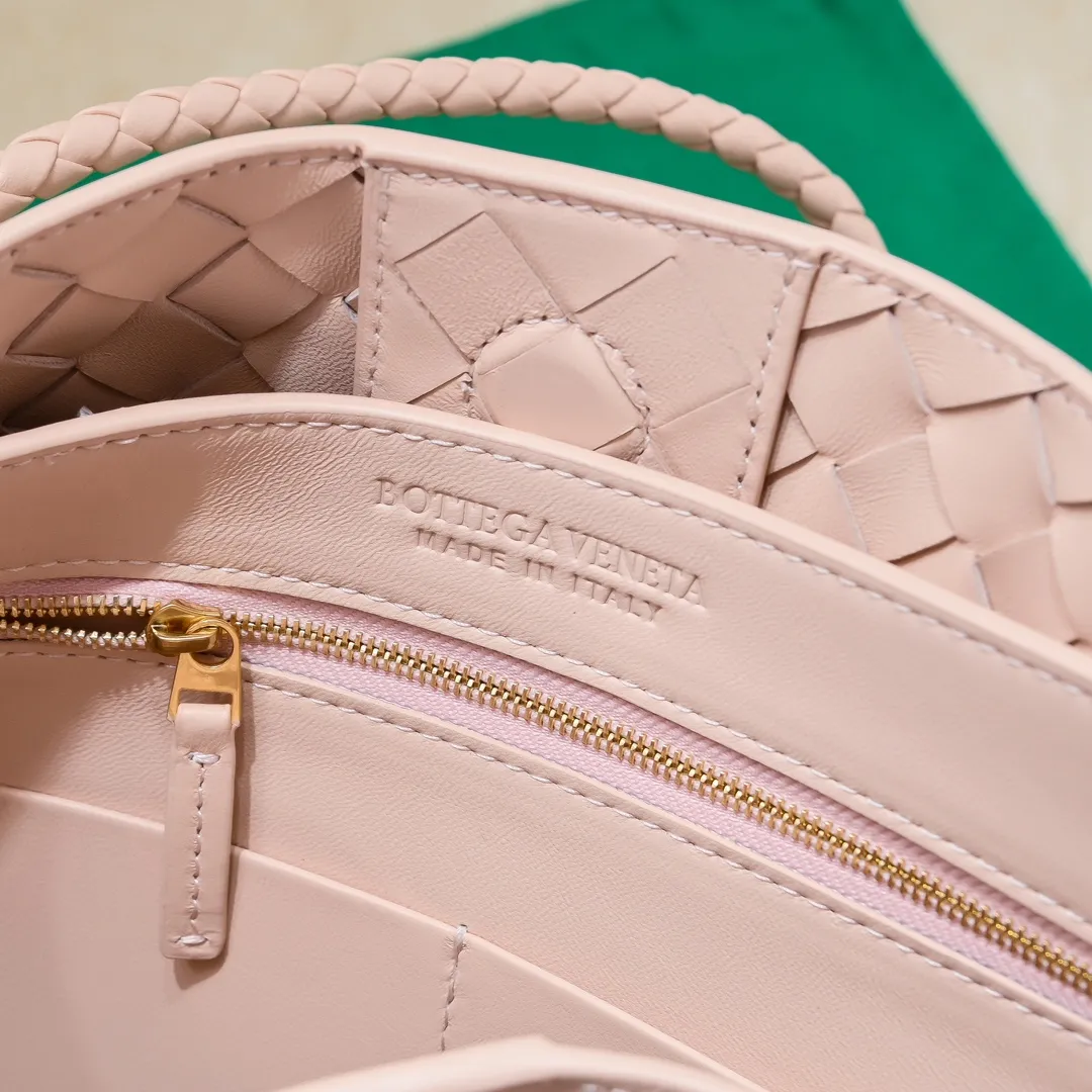 The 2023 new Andiamo batch of 2260 BV has been shipped‼ ️Really popular🔥The new Andiamo woven handbag launched by Bottega Veneta this season is really popular all over the world! ! Celebrities at home and abroad have worn it, and Oscar-winning actress Michelle Yeoh has taken it out on the street. Song Jia, Trai Yara, Yu Feihong, Sanji Ayaka, Rosie Hunting-Whiteley, Yoshioka Riho, etc. have all picked up this bag. It is classic and versatile, showing off its temperament, and the bag capacity is also large, which is very convenient for daily commuting! ! A variety of carrying methods, the shoulder straps can be adjusted by yourself, the original lambskin feels soft and delicate, and the unisex style breaks gender boundaries and brings a more practical and longer-lasting use experience. Andiamo, which has both elegant and casual styles, perfectly interprets the true appearance of "fashionable old money style". Style number: 8463 Size: 32*24*12